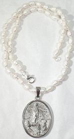 AAquaardige natuurlijke parels en medaille van Onze Lieve