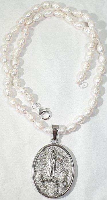 AAquaardige natuurlijke parels en medaille van Onze Lieve, Antiek en Kunst, Antiek | Boeken en Bijbels