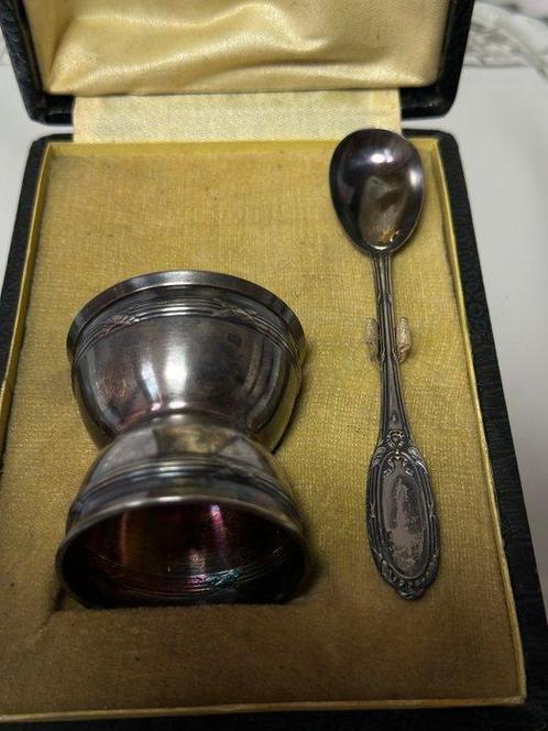 Eierdopje (2) - Vermeille - een eierdop in vermeil, Antiek en Kunst, Antiek | Goud en Zilver