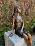 Bronzen Zittend Meisje - Tuinbeeld - Woonruimte decoratie, Nieuw, Mensenbeeld, Metaal, Verzenden