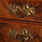 Dubbelgebogen Porcelein kabinet  in notenwortel met citroenh, Antiek en Kunst, Antiek | Meubels | Kasten, Ophalen of Verzenden