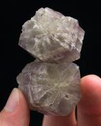 Esthetische ineengroeide paarse aragonietkristallen een