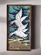 Tegel - Cloisonne tegel van twee vliegende ganzen -, Antiek en Kunst