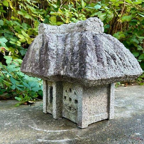 Tuinlantaarn (tôrô) in de vorm van een rieten huis. -, Antiek en Kunst, Antiek | Overige Antiek