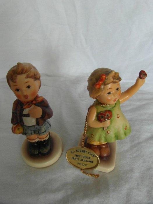 Goebel - Beeldje - Hummel 554 Cheeky Fellow -793 forever, Antiek en Kunst, Curiosa en Brocante