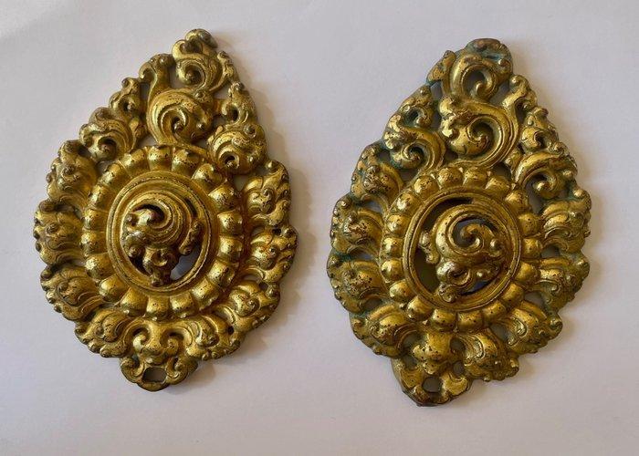Verguld koper - Amulet - Een paar vergulde repousse, Antiek en Kunst, Kunst | Niet-Westerse kunst