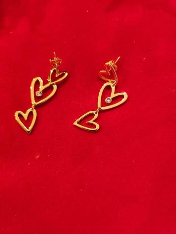 Oorbellen - 3 hartjes - met steentje - goudkleurig - beschikbaar voor biedingen