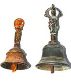 Twee oude rituele klokken. Bel met figuratieve handgrepen.