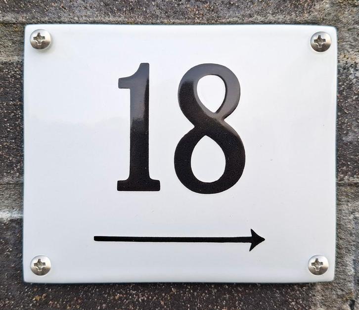 Huisnummer met pijlrichting 12x10 cm, Verzamelen, Merken en Reclamevoorwerpen, Verzenden