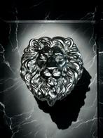 Reliëf, Silver Lion Wall Sculpture - 24 cm - Gips, beton -