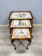 Set van drie bijzettafels met keramische tegels - gesigneerd, Antiek en Kunst