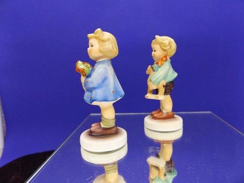 Goebel - Beeldje - Hummel 239/C en 239/A kinderen met, Antiek en Kunst, Curiosa en Brocante