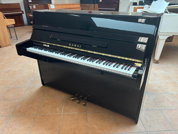 Kawai K-15 - Jong gebruikt - Unieke kans, Muziek en Instrumenten, Piano's, Piano, Zwart, Zo goed als nieuw, Hoogglans, Verzenden
