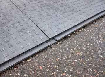 Koppelbare kunststof rijplaten 28x800x1200mm beschikbaar voor biedingen
