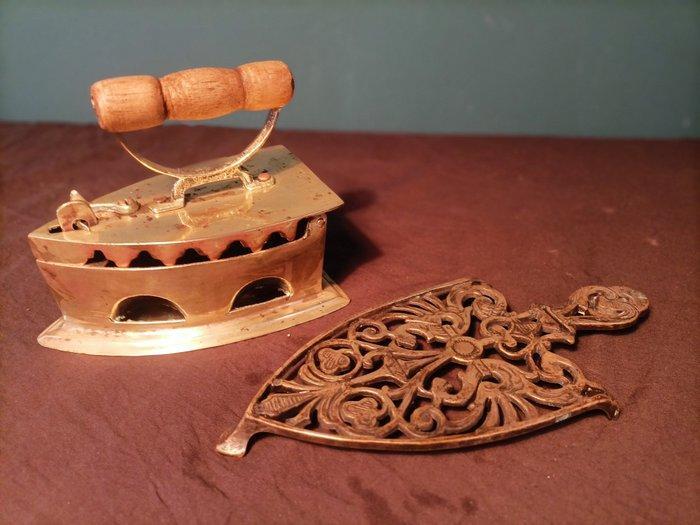 Strijkijzer (2) - Messing - Messing Strijk set, Antiek en Kunst, Curiosa en Brocante