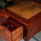 Franse schrijftafel in “acajou mouchet of plum pudding mah, Antiek en Kunst, Antiek | Meubels | Tafels, Ophalen of Verzenden