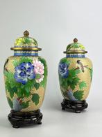 Jingfa/Zijin Cheng - dekselvaas (2) - Brons, Hout, Emaille -, Antiek en Kunst