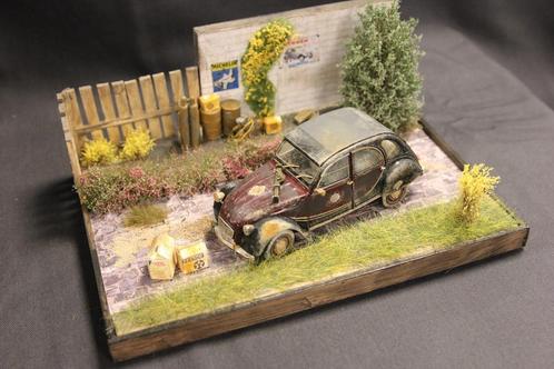 Diorama Achtertuin met Citroën 2CV 1:24, Hobby en Vrije tijd, Modelbouw | Figuren en Diorama's, Groter dan 1:35, Nieuw, Diorama