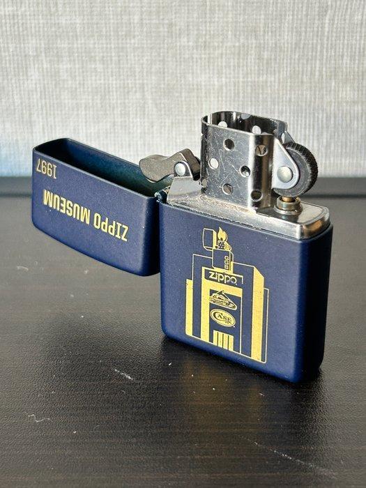 Zippo - A15 - Zippo museum 1997 - Zonder Minimumprijs -, Verzamelen, Rookartikelen, Aanstekers en Luciferdoosjes