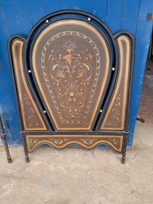 Bed - Smeedijzer - Een stevig ijzeren bed., Antiek en Kunst, Antiek | Overige Antiek