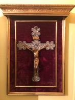 Goudkleurige lijst met kruisbeeld - 42 x 62 cm - Fluweel,, Antiek en Kunst