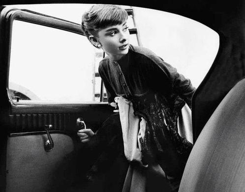 Bob Willoughby - Audrey Hepburn 1954 getting into the car., Huis en Inrichting, Overige Huis en Inrichting