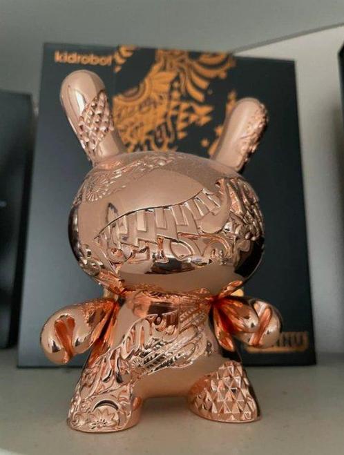 Tristan Eaton (1978) - New Money 5 Dunny Gold rose, Antiek en Kunst, Kunst | Schilderijen | Modern