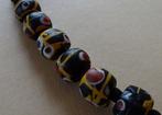 Ketting opgebouwd uit 32 oude handelskralen, trade beads uit