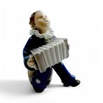 Royal Copenhagen - Beeldje - Child with accordion - 3667 -