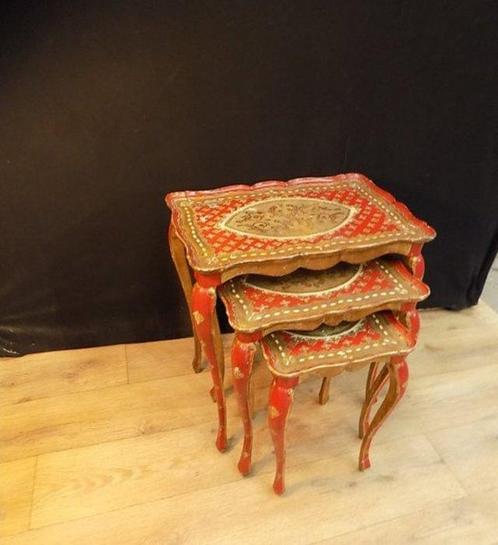 Set bijzettafels - Hout - Een set van drie houten tafels in, Antiek en Kunst, Curiosa en Brocante