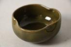 Japanse sakebeker met olijfgroen celadon-stijl glazuur. -