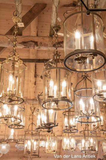 Oude klassieke hallampen, ganglampen, lantaarns, hanglampen