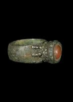 Bactrian Brons Ring met glazen kraal, Antiek en Kunst
