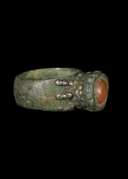 Bactrian Brons Ring met glazen kraal, Antiek en Kunst, Antiek | Overige Antiek