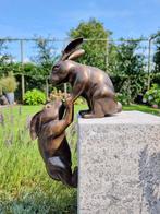 Beeldje - Falling hares XL - Gepatineerd brons