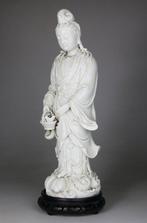 Grote Kwanyin-beeldje - Houten sokkel - Dehua - Blanc de, Antiek en Kunst