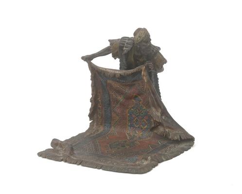 Franz Bergman, sculptuur van een oosterse tapijtenhandelaar, Antiek en Kunst, Antiek | Koper en Brons, Brons