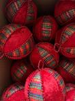 Unieke en handgemaakte kerstballen, textiel met decoratieve