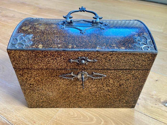 Theekistje / doosje (3) - Smeedijzer, Gietijzer, Spar,, Antiek en Kunst, Antiek | Meubels | Stoelen en Banken