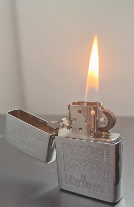 Zippo - BRADFORD. PA. Marlboro - Zonder Minimumprijs -, Verzamelen, Rookartikelen, Aanstekers en Luciferdoosjes
