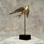 sculptuur, NO RESERVE PRICE - Swallow On Stand Fly Up - 23, Antiek en Kunst