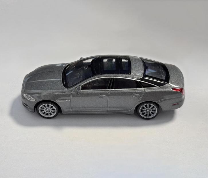 Schaalmodel 2010 Jaguar XJ (schaal 1:43, ongeveer 10x4x3 cm, Hobby en Vrije tijd, Modelauto's | 1:43, Nieuw, Ophalen of Verzenden
