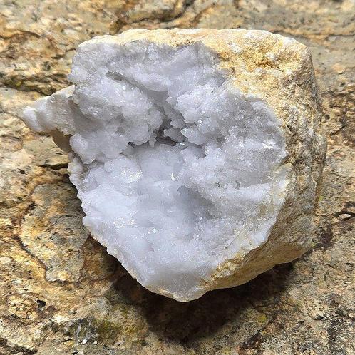 Natuurlijke kwarts-geode-portie ø 7x5,5 cm- 145 g - (1), Verzamelen, Mineralen en Fossielen