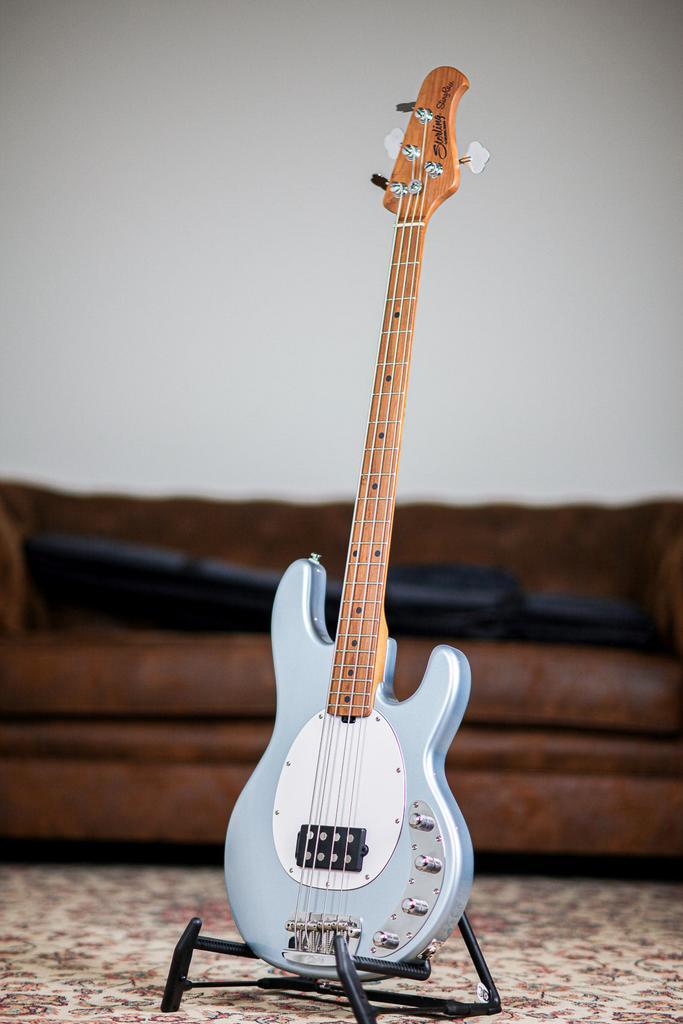 Sterling Stingray RAY34 | Firemist Silver, Muziek en Instrumenten, Snaarinstrumenten | Gitaren | Bas