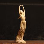 Beeldje - Stretching woman in flowing dress - Buxushout