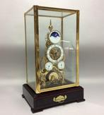 Skeletklok - Messing snekuurwerk onder glazen huis - Recent