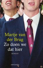 Zo doen we dat hier 9789026340819 Martje van der Brug, Boeken, Romans, Verzenden, Zo goed als nieuw, Martje van der Brug