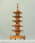 Decoratief ornament - Japan - Houten pagode met vijf, Antiek en Kunst