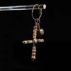 Viking periode Hanger met kruis en decoratieve kralen uit de
