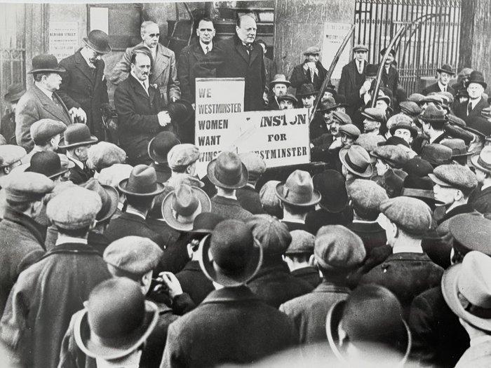 H. Roger Viollet - A young Winston Churchill on an election, Antiek en Kunst, Kunst | Designobjecten